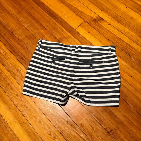 Khakis by Gap - the 3” short - Picture 2 of 3